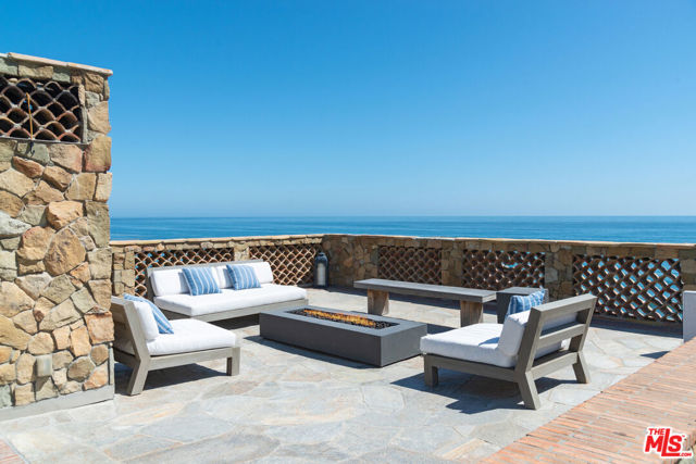 32852 Pacific Coast Highway, Malibu CA: https://media.crmls.org/mediaz/49aa12ac-6340-488e-b419-dd67282bd630.jpg