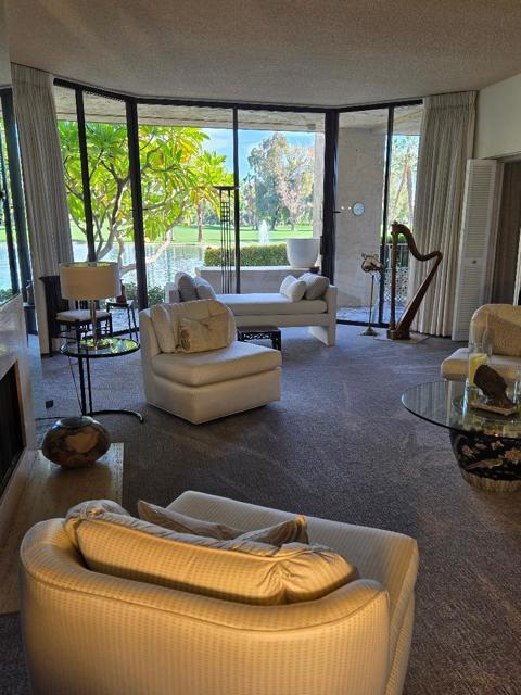 910 Island Drive, Rancho Mirage CA: https://media.crmls.org/mediaz/49aab4e7-58d8-4989-8649-3c29777bb940.jpg