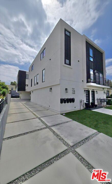 1724 Menlo Avenue, Los Angeles CA: https://media.crmls.org/mediaz/49aab7e0-d7c2-47c9-b56a-c1602c94c645.jpg