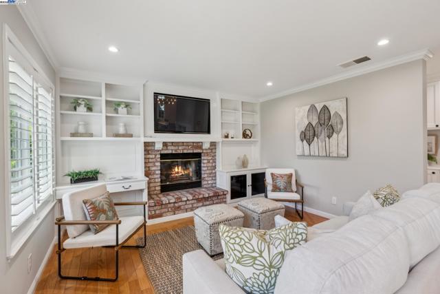 82 Applegate Way, Alameda CA: https://media.crmls.org/mediaz/49aadd3e-2de7-49af-9ac4-127e55401de7.jpg