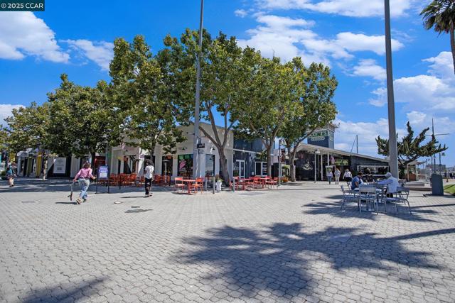 410 Webster St #1, Oakland CA: https://media.crmls.org/mediaz/49ab0909-c316-4dc8-909a-b78fbe8fa9dd.jpg
