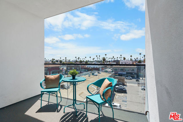 321 S Oxford Avenue, Los Angeles CA: https://media.crmls.org/mediaz/49ab2936-9884-41fe-be33-2831f6643bb3.jpg