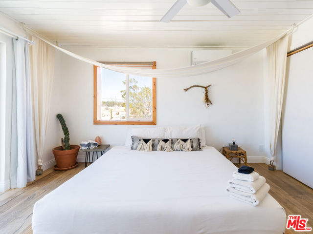 2724 Stonehill Avenue, Joshua Tree CA: https://media.crmls.org/mediaz/49abedbc-81ce-4a6c-b5b2-1a16a8d436e4.jpg