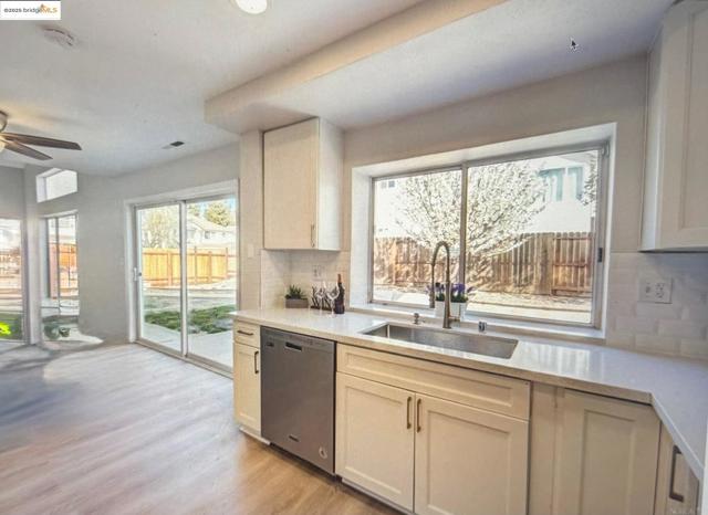 4907 Ridgeview Drive, Antioch CA: https://media.crmls.org/mediaz/49aee1cd-e341-4bb2-a300-599fe3769bcd.jpg