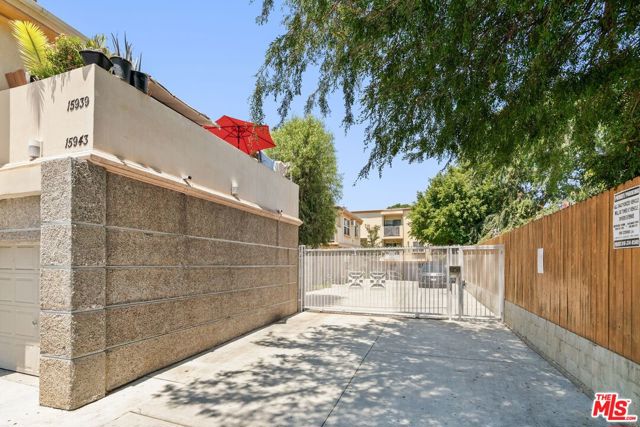 15939 Victory Boulevard, Van Nuys CA: https://media.crmls.org/mediaz/49af80b2-97b0-4508-849a-b209f479b426.jpg