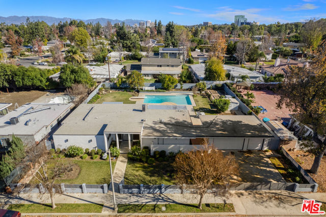 6228 Sale Avenue, Woodland Hills CA: https://media.crmls.org/mediaz/49b0466d-e233-4ade-b38a-aba77ae49b02.jpg