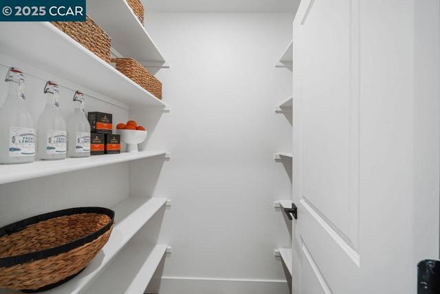 27264 Cosmo Ct, Hayward CA: https://media.crmls.org/mediaz/49b04d51-b1b8-4904-9058-ddcf8ae89a5e.jpg