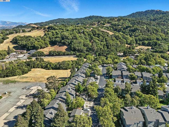 7635 Canyon Meadow Cir, Pleasanton CA: https://media.crmls.org/mediaz/49b05ec8-c5ba-4d91-9634-696ac67d5126.jpg