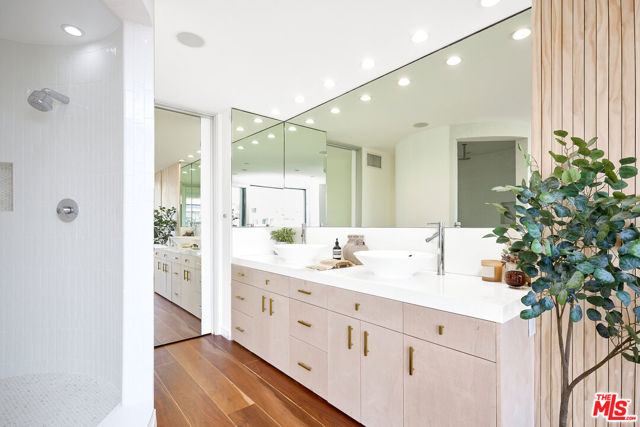 5106 Pacific Avenue, Marina del Rey CA: https://media.crmls.org/mediaz/49b0a694-54c0-4cd9-9b0c-53e0b2c928f8.jpg