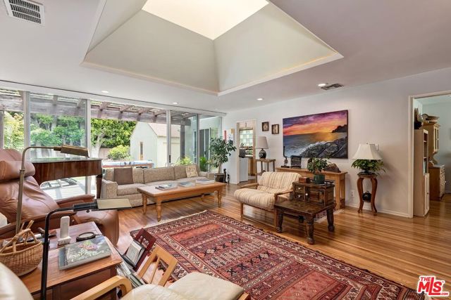 3238 Corinth Avenue, Los Angeles CA: https://media.crmls.org/mediaz/49b0a941-7d1a-4c42-b04f-46047ade256b.jpg