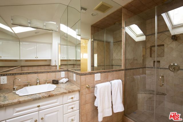 16303 Mandalay Drive, Encino CA: https://media.crmls.org/mediaz/49b1a613-7f9e-4a5f-8f93-94376c13a904.jpg