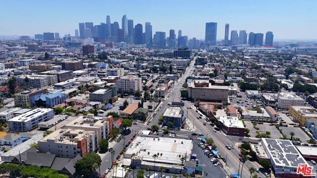 1000 S Grand View Street, Los Angeles CA: https://media.crmls.org/mediaz/49b1bdc2-4c87-439b-a285-2f3f1cb1f10e.jpg