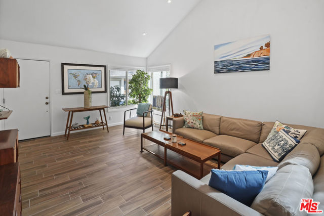 6505 Dume Drive, Malibu CA: https://media.crmls.org/mediaz/49b1eb0d-a66b-4a18-bc93-6185c0ec4fdc.jpg