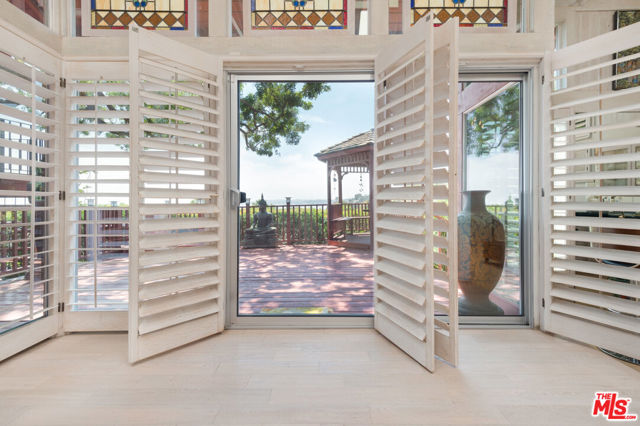 27004 PACIFIC COAST Highway, Malibu CA: https://media.crmls.org/mediaz/49b2ea77-e1cc-4e13-90f3-676c64df114f.jpg