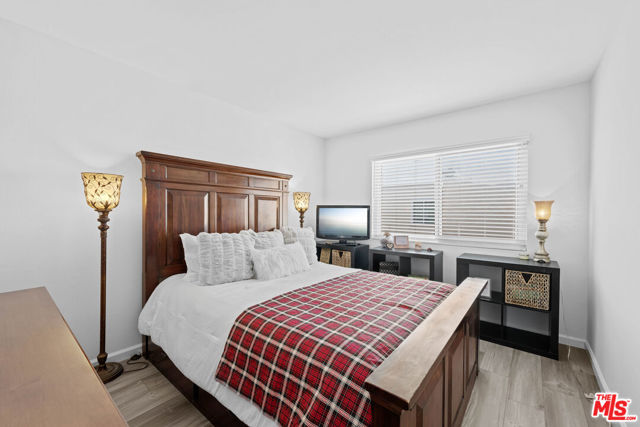 21901 Lassen Street, Chatsworth CA: https://media.crmls.org/mediaz/49b3fbd7-ca43-4ef1-872e-7a3865e1aedb.jpg