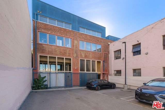 120 S Hewitt Street, Los Angeles CA: https://media.crmls.org/mediaz/49b49a71-f85b-4ea3-af78-b217e8242123.jpg