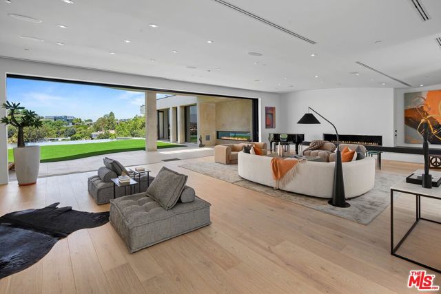 455 Castle Place, Beverly Hills CA: https://media.crmls.org/mediaz/49b4afe2-636e-40f5-8842-0c9ed7b389ed.jpg