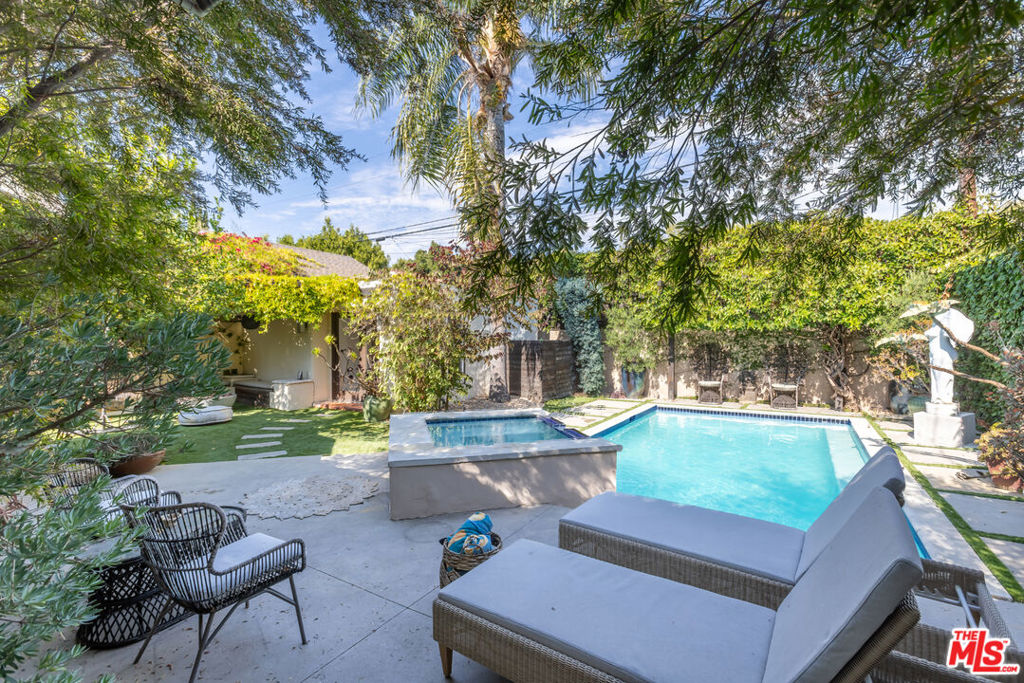 https://media.crmls.org/mediaz/49b50c4d-4dc4-4806-ae97-c980c128670a.jpg?preset=X-Large