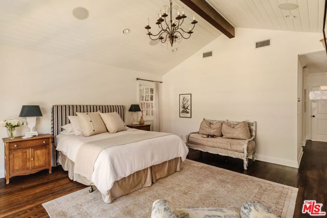 4237 Bluebell Avenue, Studio City CA: https://media.crmls.org/mediaz/49b51678-3ee1-4993-9407-bf47d7479ffb.jpg