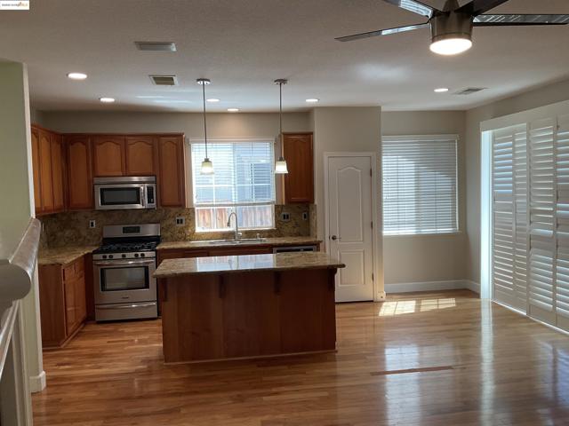 5249 Sungrove Way, Antioch CA: https://media.crmls.org/mediaz/49b539e1-6559-4db6-85ea-0406737eef75.jpg