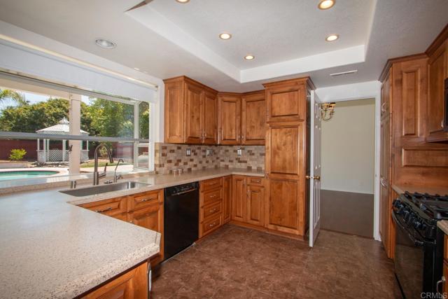 Detail Gallery Image 14 of 50 For 344 via Del Astro, Oceanside,  CA 92057 - 4 Beds | 2/1 Baths