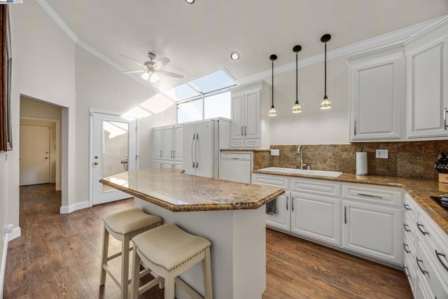 2380 Wayfarer Dr, Discovery Bay CA: https://media.crmls.org/mediaz/49b60c24-328d-408b-b37a-c7b2e3e43070.jpg