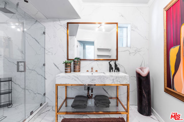 727 N Alta Drive, Beverly Hills CA: https://media.crmls.org/mediaz/49b70520-5957-411f-b8c4-bddf551bb4d1.jpg