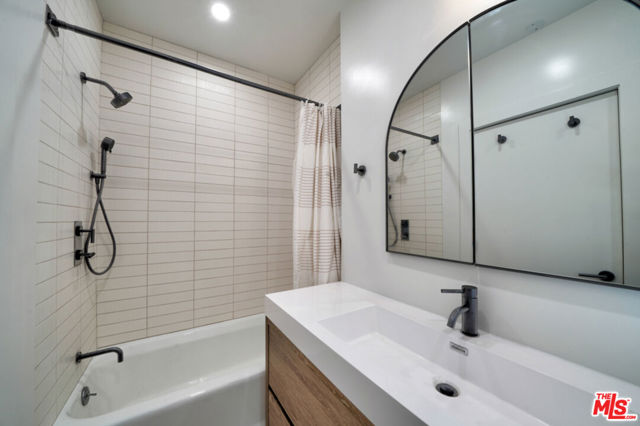 24641 Piuma Road, Malibu CA: https://media.crmls.org/mediaz/49b761e0-0ced-4af9-b0d2-94e496b4f589.jpg