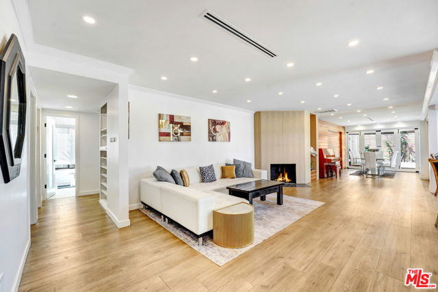6409 Graves Avenue, Lake Balboa CA: https://media.crmls.org/mediaz/49b795d6-1a9c-40e9-bc92-0d2c1024e269.jpg
