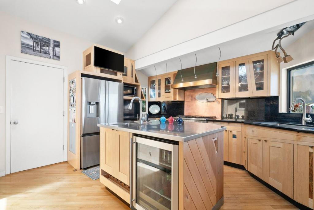 https://media.crmls.org/mediaz/49b7b023-3cb4-4fb6-a7e0-fe9be7bcffb9.jpg?preset=X-Large