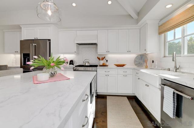 455 J Ave, Coronado CA: https://media.crmls.org/mediaz/49b7c152-796c-4bc2-8b04-90ddf6626942.jpg