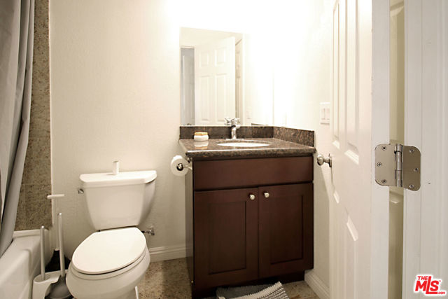 4848 Oakwood Avenue, Los Angeles CA: https://media.crmls.org/mediaz/49b85a44-889a-4795-a536-be2e1fa945c7.jpg