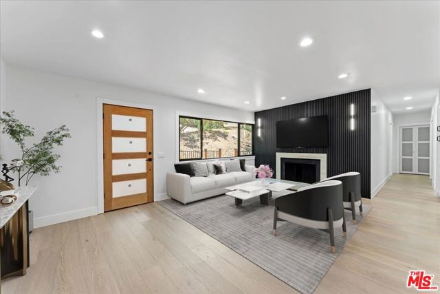 21171 Colina Drive, Topanga CA: https://media.crmls.org/mediaz/49b88ce3-4a89-4175-b4fe-54a03b9367f2.jpg
