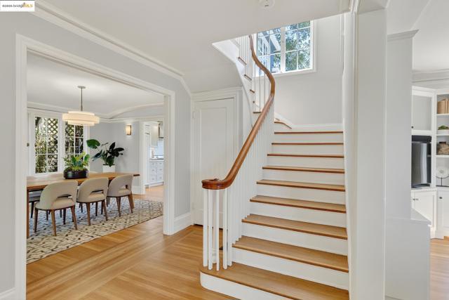 1145 Mandana Blvd, Oakland CA: https://media.crmls.org/mediaz/49b8909b-fa8b-4198-a3be-841bf434d44f.jpg