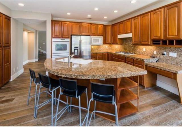 1317 Caminito Balada, La Jolla CA: https://media.crmls.org/mediaz/49b933dc-95bc-4cef-a26e-25b1d0b8b614.jpg