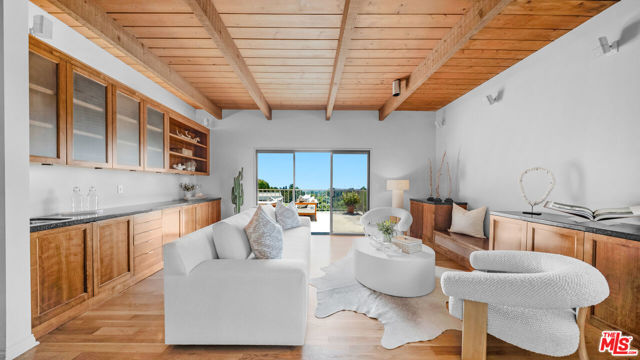 966 Bluegrass Lane, Los Angeles CA: https://media.crmls.org/mediaz/49b987bd-ccab-407a-b2e8-294c171d46d7.jpg