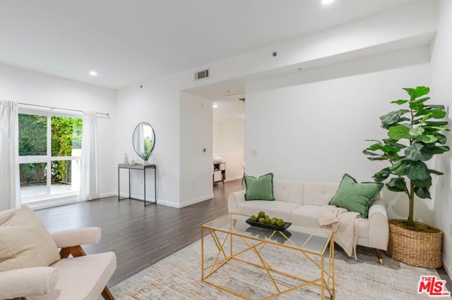 5521 Kester Avenue, Sherman Oaks CA: https://media.crmls.org/mediaz/49ba36dd-f5bd-442b-8390-3a6ac8f1aa2a.jpg
