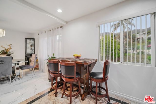 9520 Via Tivoli, Burbank CA: https://media.crmls.org/mediaz/49bb149f-c617-40cd-8004-13c60d578c49.jpg