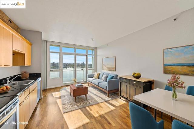 1 Lakeside Dr, Oakland CA: https://media.crmls.org/mediaz/49bb4287-dcb9-4944-b057-9a1e3c5d952e.jpg