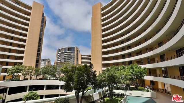 4265 Marina City Dr, Marina del Rey CA: https://media.crmls.org/mediaz/49bb4d61-ada0-426b-855a-2418435117fc.jpg