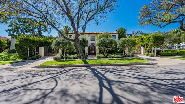 623 N ALTA Drive, Beverly Hills CA: https://media.crmls.org/mediaz/49bb5218-a8fb-4ba6-9a31-8dbd9f7efe8e.jpg