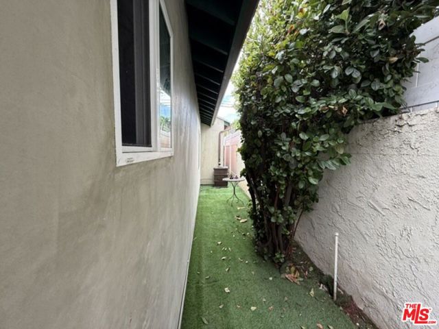 19604 Victory Boulevard photo 12