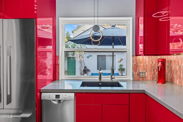 917 W W Victoria Street, Santa Barbara CA: https://media.crmls.org/mediaz/49bc72b5-5125-4885-9838-0960f45ac842.jpg