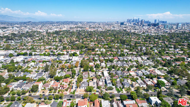 107 S Lucerne Boulevard, Los Angeles CA: https://media.crmls.org/mediaz/49bd1093-8841-43b1-a650-eb924d080ebc.jpg