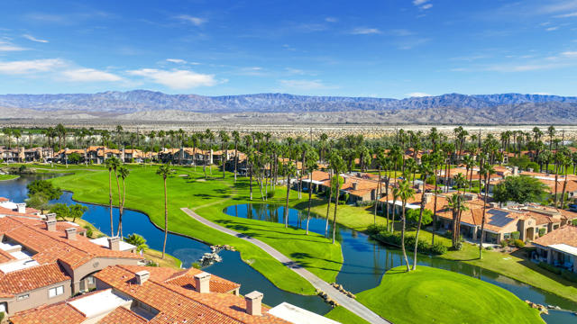38488 Gazania Circle, Palm Desert CA: https://media.crmls.org/mediaz/49bd2d88-67ba-44a9-8226-3e0ea5cde89d.jpg