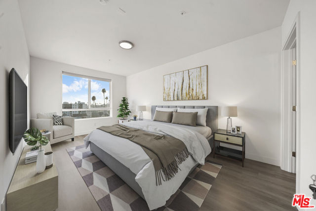 900 S Kenmore Avenue, Los Angeles CA: https://media.crmls.org/mediaz/49bd4db7-6473-4739-b029-6d62f4271582.jpg