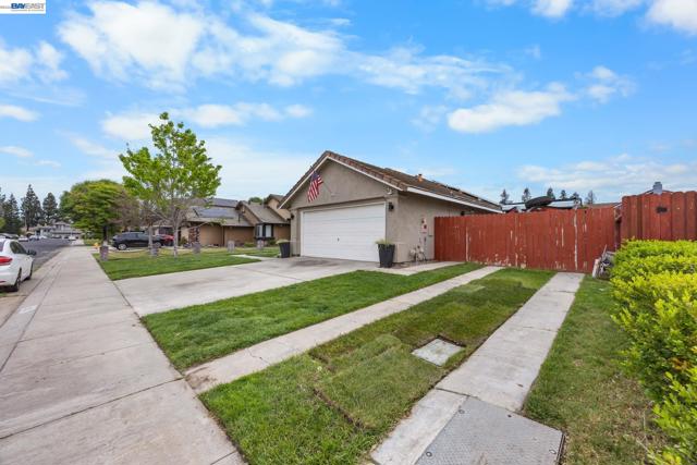 502 Chablis Way, Manteca CA: https://media.crmls.org/mediaz/49bdcc55-13e8-4ea7-99a2-a73f79c07ab4.jpg