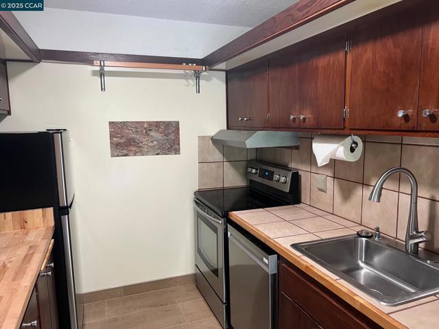 67 Brookwood Rd, Orinda CA: https://media.crmls.org/mediaz/49bedbbd-278a-49a5-95cc-090e747b470f.jpg
