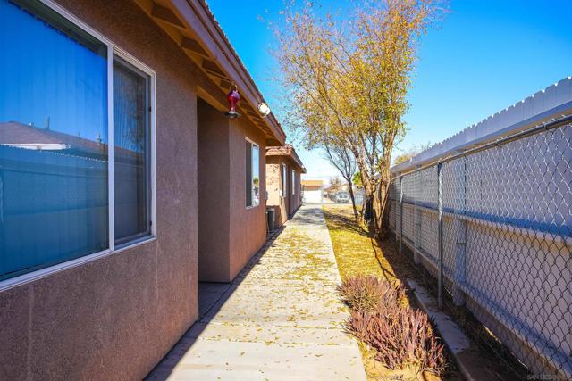 16475 Vine St, Hesperia, California 92345, ,Multi-Family,For Sale,Vine St,240025582SD