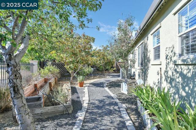 2560 Risebridge Ct, Brentwood CA: https://media.crmls.org/mediaz/49c05e27-15fc-4906-bdbf-bf6251548cc7.jpg